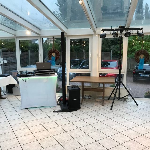 DJ-Pult in einem großen Wintergarten